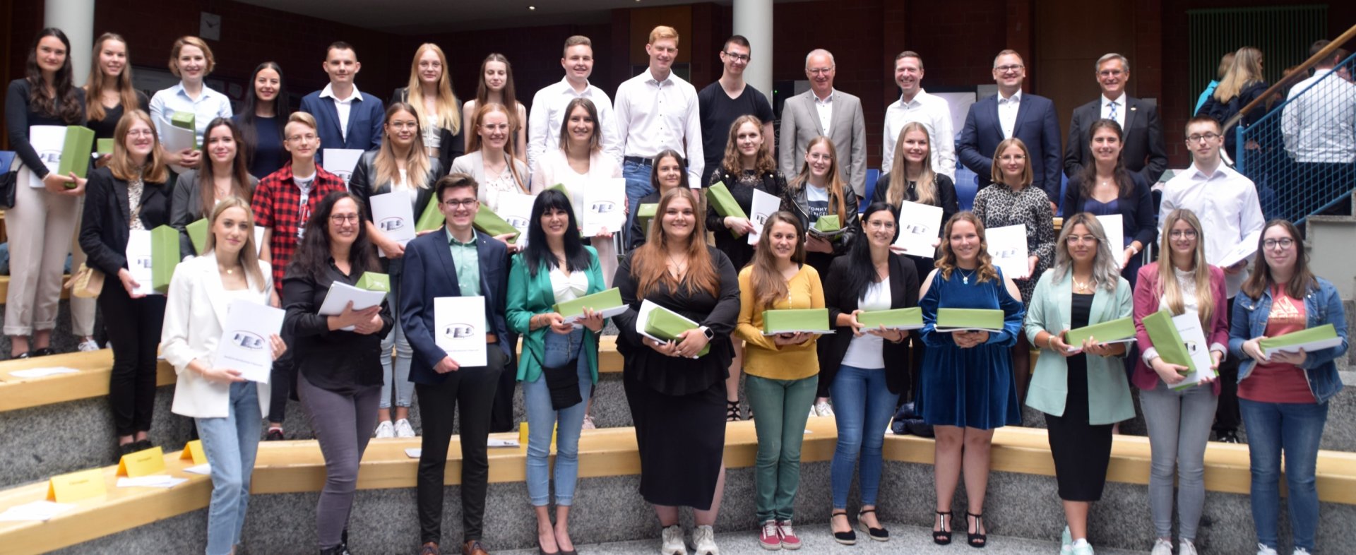 Gruppenbild der Preisträger des Schuljahres 2022/23 in der Aula