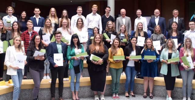 Gruppenbild der Preisträger des Schuljahres 2022/23 in der Aula