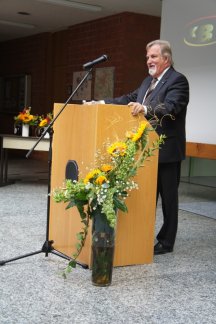 Nach langer Tätigkeit als Schulpfleger der KBS Bayreuth nahm MdL a.D. Walter Nadler Abschied.

Bilder von der Abschlussfeier des Schuljahres 2013/14 am 29.07.2014.