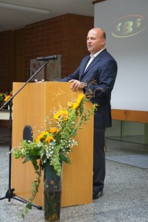 MdB Hartmut Koschyk mahnte als Hauptredner die Absolventen, einen Beitrag für die friedliche Zukunft in Europa zu leisten.

Bilder von der Abschlussfeier des Schuljahres 2013/14 am 29.07.2014.