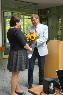 Zum Dank überreichte Schulleiter Dr. Höfer Frau Ortlauf einen sommerlichen Blumenstrauß. 

Bilder von der Abschlussfeier des Schuljahres 2013/14 am 29.07.2014.