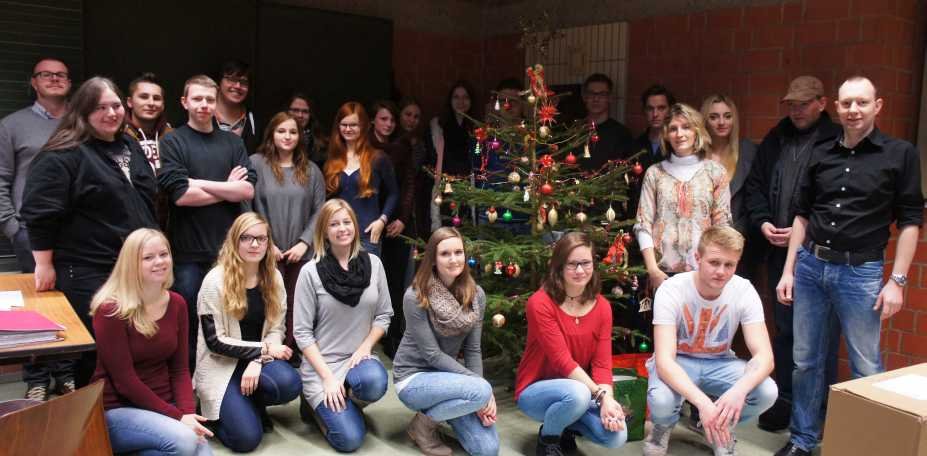 Die Schüler der Klasse WVF10a und die Lehrkräfte StRin Bär und OStR Hofmann mit dem Christbaum