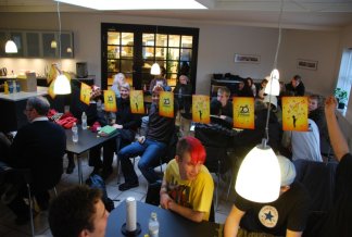  Comenius-Treffen in Grenaa, DK:
Betriebsbesichtigung bei Johnsen Graphic Solutions. Beratung hinsichtlich Logodesign, Print-Marketing. 
Im Bild: Vorstellung der neuesten Print-Kampagne der dänischen Supermarktkette Brugsen