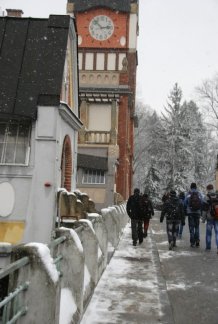 Comenius-Treffen in Dobruska, CZ:
Im Bild: 
Tradition und Moderne: in Hradec Kralove (Königgrätz) erhielten die Auszubildenden einen Einblick in ökologische Energiegewinnung in historischen Wasserkraftwerken entlang der Elbe