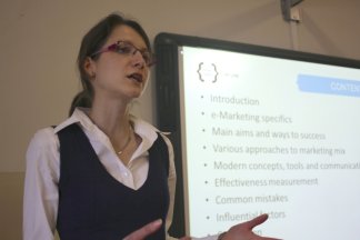 Comenius-Treffen in Dobruska, CZ:
Im Bild:
Bei Vorträgen durch Professoren und Experten aus lokalen Unternehmen erfahren die Schüler mehr über Technologie und Marketing, wie hier über e-Marketing
