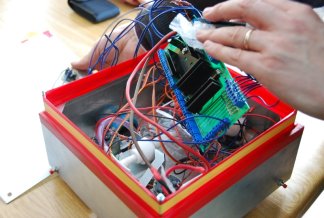 Comenius-Treffen in Dobruska, CZ
Im Bild:
Das Innenleben des Fensterputzroboters; basierend auf der Roboter-Plattform Arduino haben die Schüler den Roboter entworfen, gebaut und programmiert
