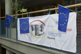 Comenius-Treffen in Bayreuth
Im Bild: Herzlich Willkommen heißt es auch in der Aula der KBS für die internationalen Gäste.