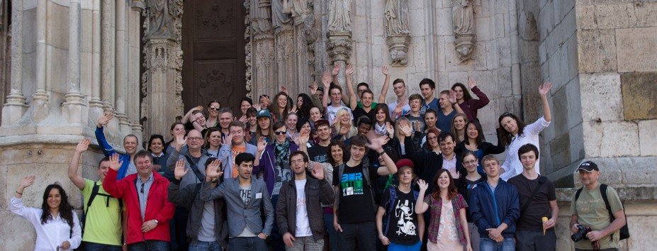 Gruppenbild zum Abschied: die Teilnehmer des letzten Treffens der "New Ideas Factory" vor dem Regensburger Dom