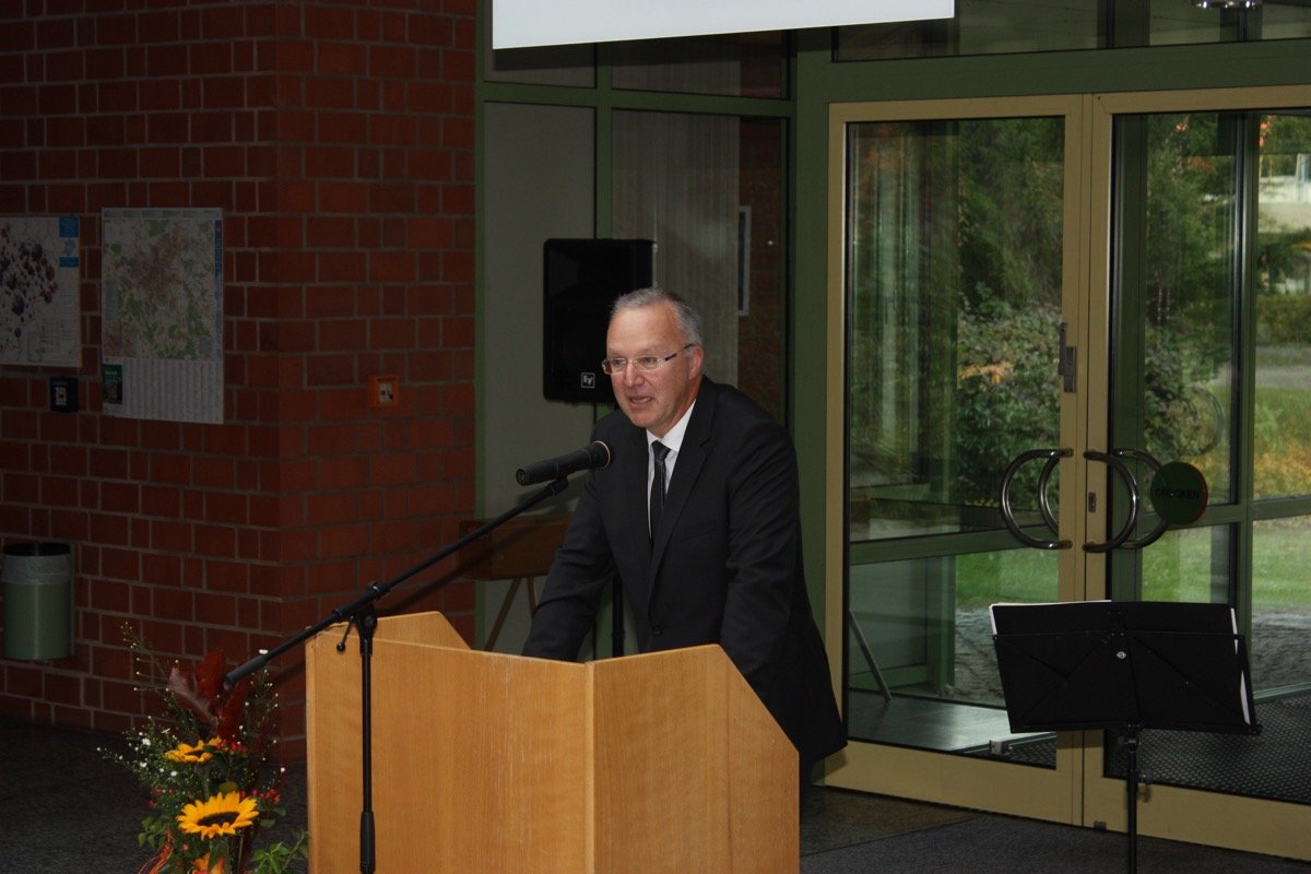 Der neu eingeführte Schulleiter Bernhard Grünewald bei seiner Antrittsrede.