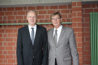 Neuer und alter Schulleiter vereint: OStD Bernhard Grünewald mit seinem Amtsvorgänger Dr. Peter Höfer.