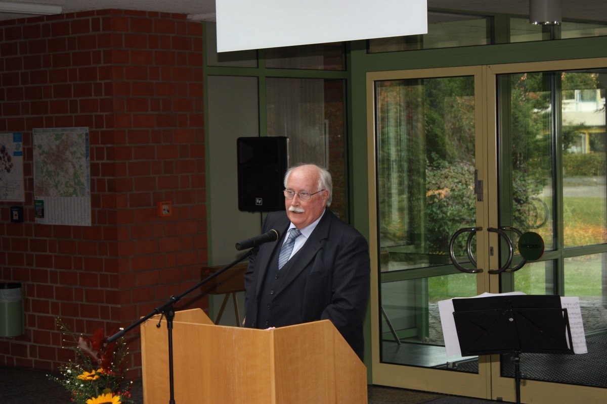 Regierungspräsident Willhelm Wenning beschrieb in humorvoller Weise die beruflichen Stationen des neuen Schulleiters.