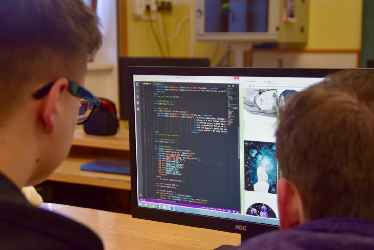 Schüler beim "Programmieren" Ihrer Webseite.