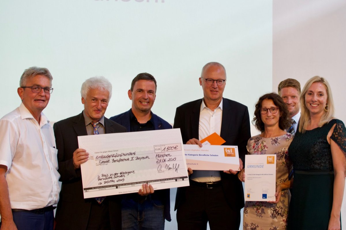 Das Team der KBS Bayreuth bei der Preisverleihung. Von links nach rechts: Der Hauptgeschäftsführer des vbw Bertram Brossardt, Herr Echtler, Herr Kolb, Herr Grünewald, Frau Stöcker, Herr Dietl und Kultusstaatssekretärin Anna Stolz.