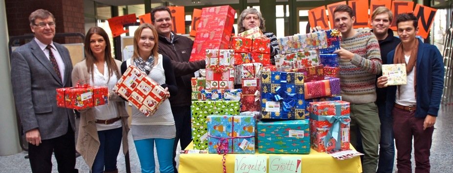 An der Geschenkeaktion beteiligte Schüler zusammen mit Schulleiter Dr. Höfer und den Religionslehrkräften Pfarrer Günter Daum und Georg Wiedemann.