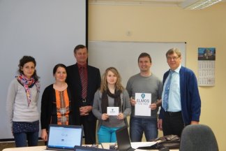 Die Gewinnerin des Logowettbewerbs Lena Hereth (WGH10A) zusammen mit den Schulleitern Herrn Täht und Herrn Dr. Höfer sowie den Projektbetreuern Elen Raudsepp, Agnes Kolb und Martin Kolb.