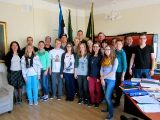 Die deutsche Gruppe beim offiziellen Empfang durch den Schulleiter der Tallinna Majanduskool Herrn Täht.