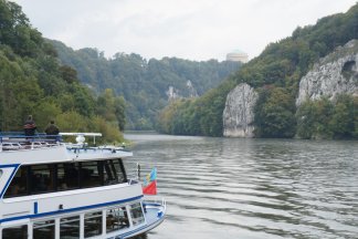 Schifffahrt durch den Donaudurchbruch nach Kloster Weltenburg - ein Stück bayerischer Vorzeigelandschaft.