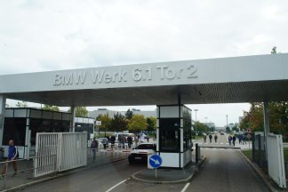 Das Tor zum BMW-Werk in Regensburg-Neutraubling.