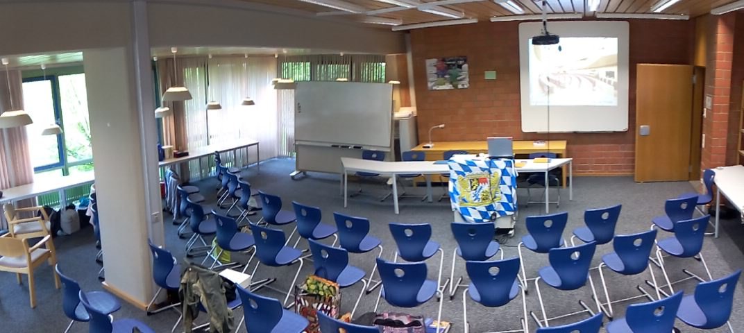 Das "Parlament" in der Bibliothek der KBS, dekoriert mit bayerischer Fahne.