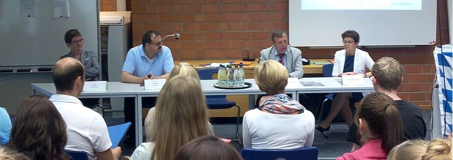 Den Abschluss des Planspiels gegen ca. 12 Uhr bildete eine Fragerunde mit vier Mitgliedern des Landtags aus dem Wahlkreis Bayreuth, die an die KBS kamen: Ulrike Gote (Die Grünen), Peter Meyer (FW), Dr. Christoph Rabenstein (SPD), Gudrun Brendel-Fischer (CSU).