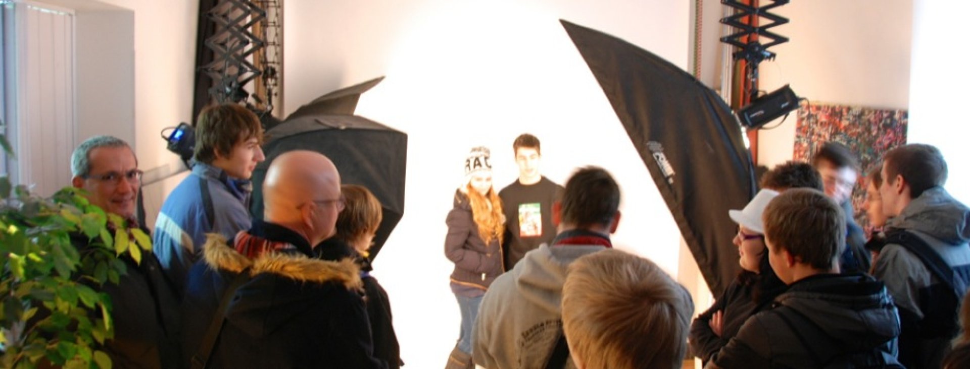 Neues entdecken: neben ihrer Sprachkompetenz erhalten die Schüler immer wieder neue Gelegenheiten ihren Horizont zu erweitern, wie hier in einem professionellen Fotostudio in Tschechien.