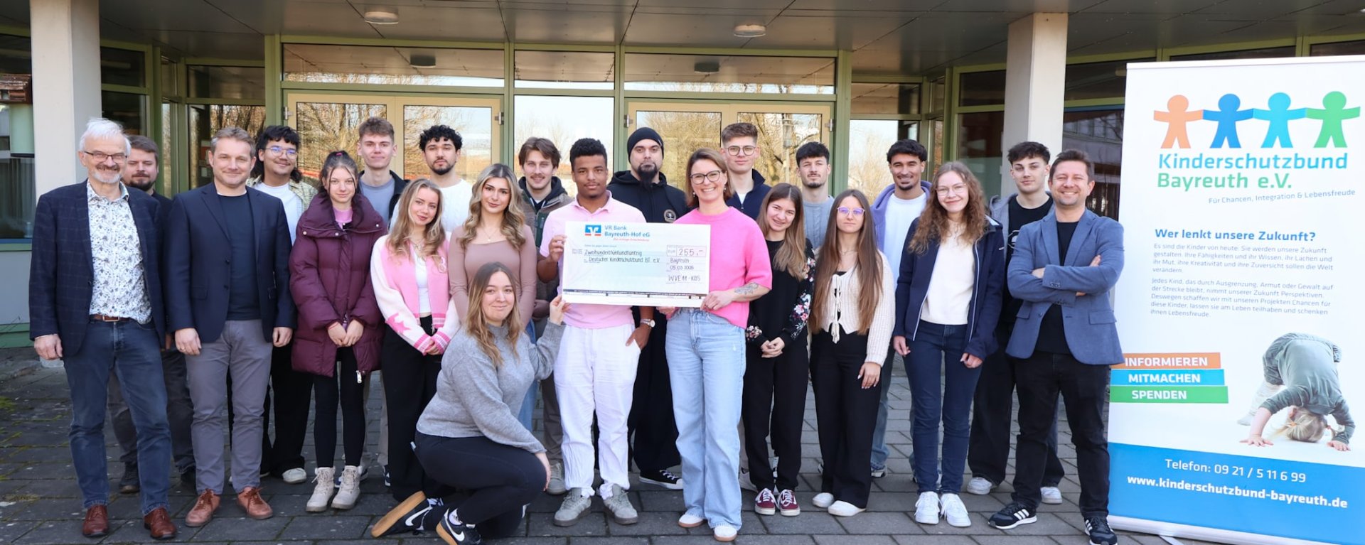 Die Klasse WVE11a bei der Spendenübergabe an den Kinderschutzbund