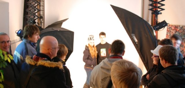 Neues entdecken: neben ihrer Sprachkompetenz erhalten die Schüler immer wieder neue Gelegenheiten ihren Horizont zu erweitern, wie hier in einem professionellen Fotostudio in Tschechien.