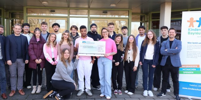 Die Klasse WVE11a bei der Spendenübergabe an den Kinderschutzbund