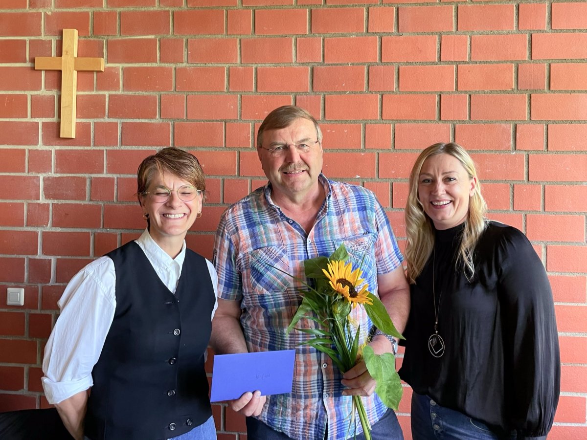 Emotionaler Abschied: im Namen des Kollegiums bedankten sich Susanne M&uuml;ller und Doreen Wunderlich bei Winfried H&uuml;bner f&uuml;r die besonderen Verdienste