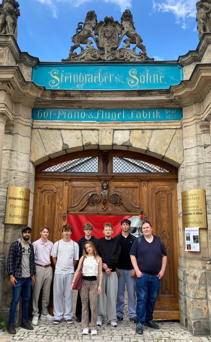 Sch&uuml;ler vor dem Eingang von Steingr&auml;ber