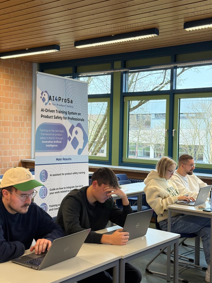 Konzentriert lernten die Sch&uuml;lerinnen und Sch&uuml;ler mit dem KI-Chatbot