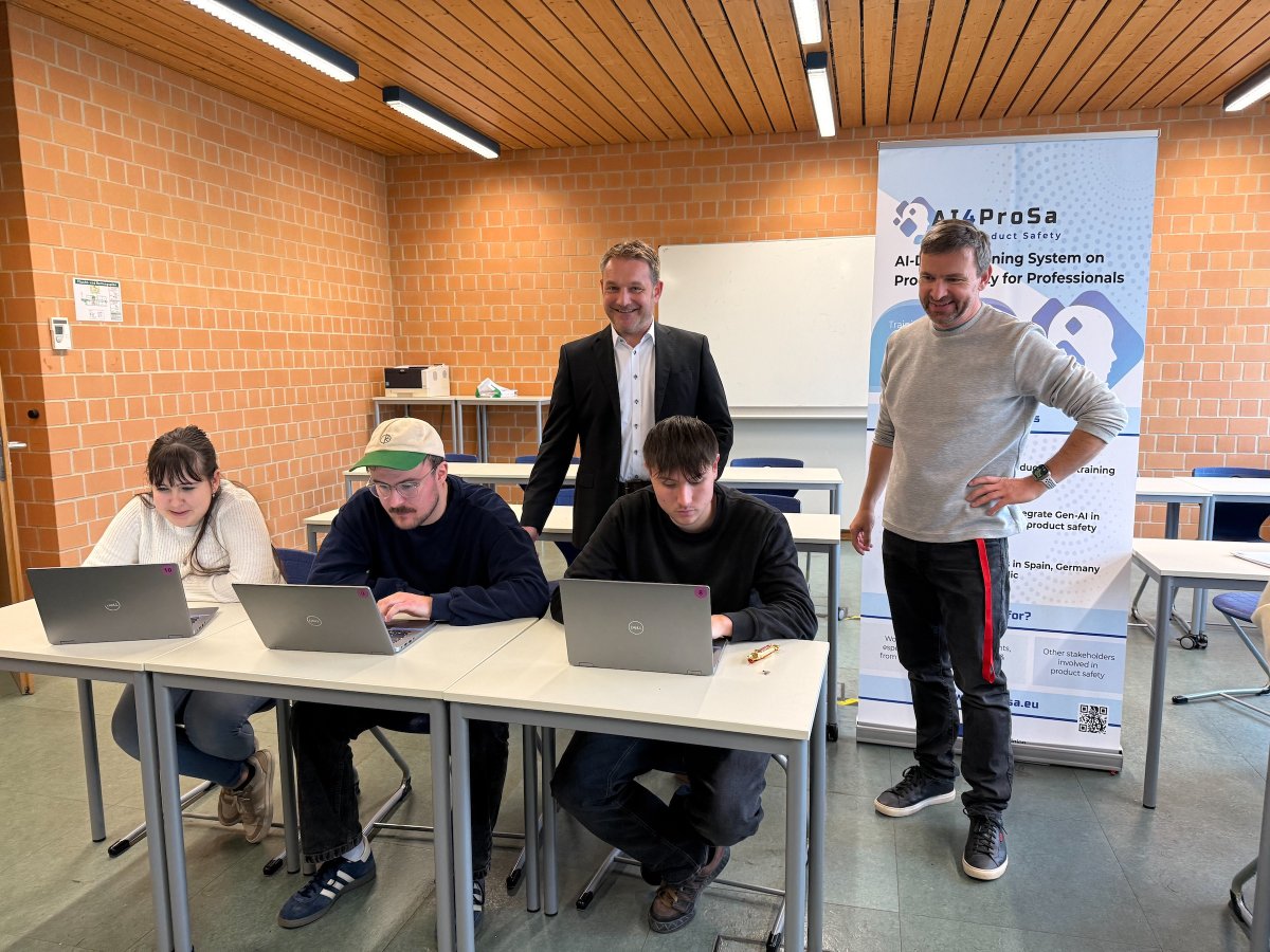 Schulleiter StD Mahnke und Projektkoordinator StD Kolb beobachten den Test der KI-basierten Lernplattform