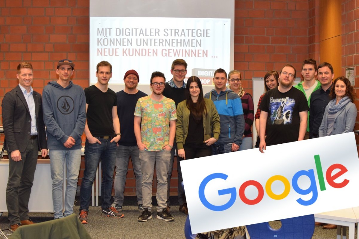 Sch&uuml;ler und Lehrkr&auml;fte zusammen mit Herrn Spancken nach dem Workshop-Tag.