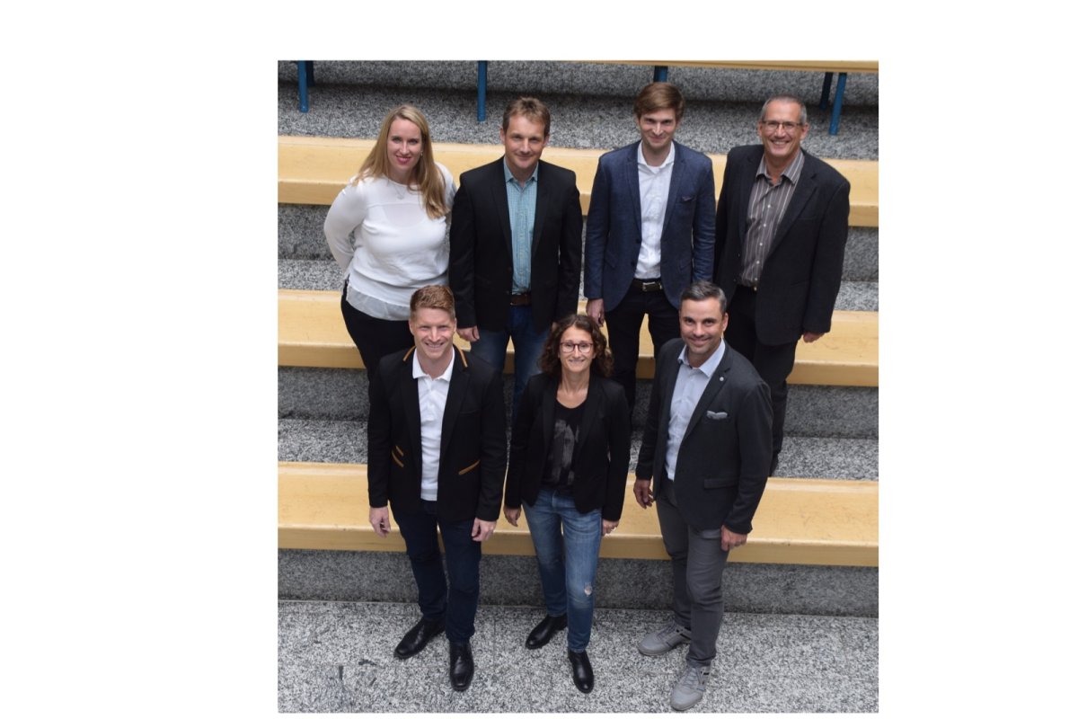 Das QmbS-Team der KBS Bayreuth. oben v.l.n.r.: OStRin Scheler, StD Mahnke, StR Felkel, StD Gamst&auml;tter
unten v.l.n.r.: OStR Dietl (Leiter), OStRin St&ouml;cker, OStR Pittner
auf dem Foto fehlt OStR Scherm