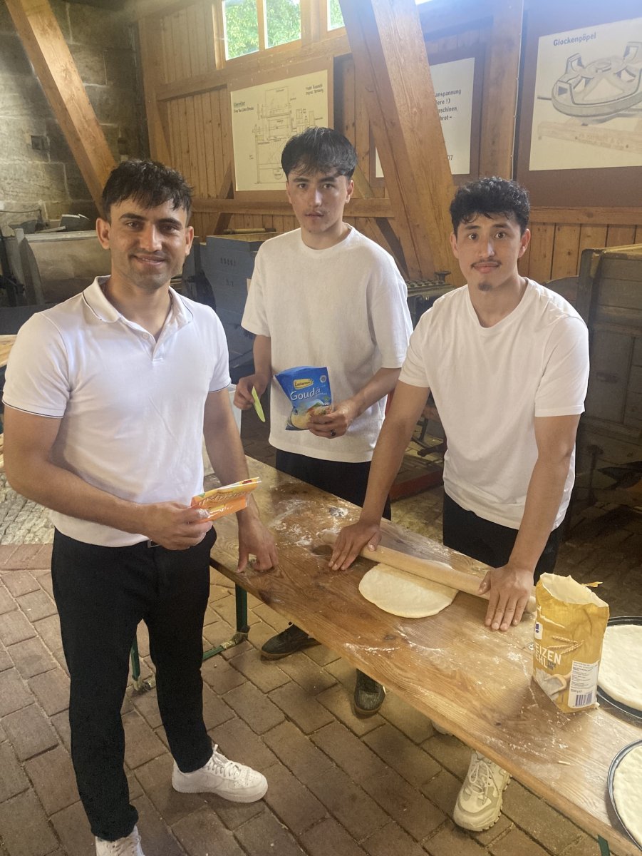 JBIK beim Backen von Brot