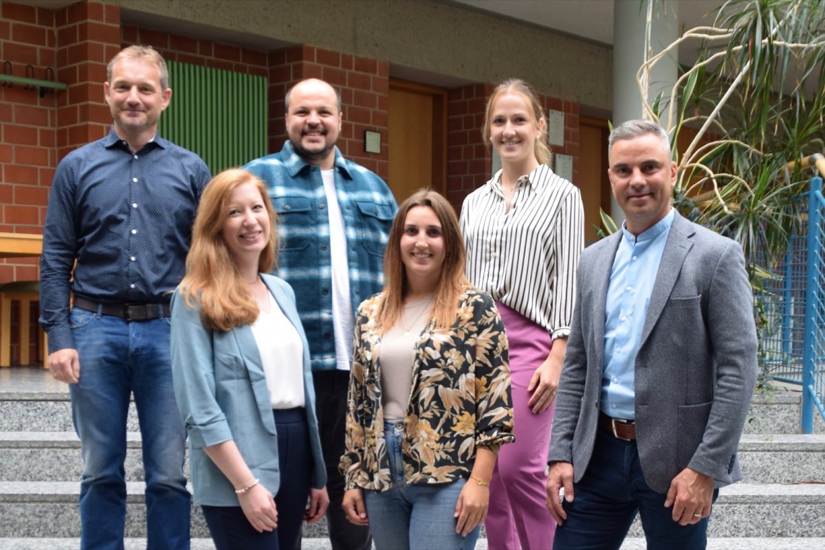 Zum Schuljahresbeginn 2023/24 haben drei Referendarinnen und ein Referendar an unserer Schule ihren Vorbereitungsdienst begonnen. Mit auf dem Foto: Stellvertretender Schulleiter StD Mahnke und Seminarlehrer Wirtschaft StD Pittner.