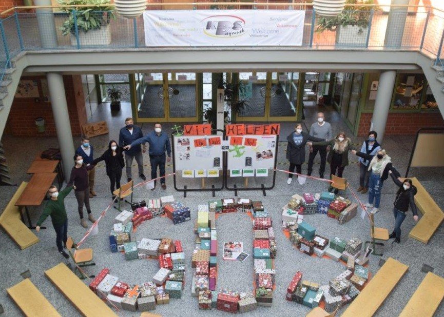 Bild der Päckchenaktion im Jahr 2021, Religionslehrer und Schüler